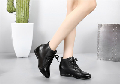 春季时尚之选 平跟短靴——舒适与风格并存