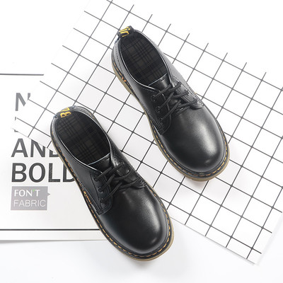 复古新风尚 英伦小皮鞋与加棉马丁鞋的秋冬穿搭指南