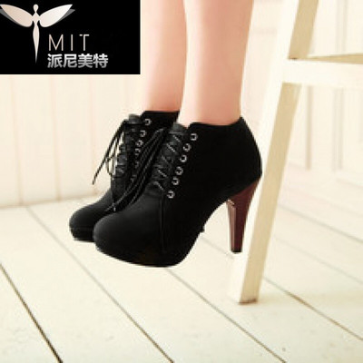 派尼美特绒面系带粗跟马丁靴 秋冬大码女性的时尚与舒适之选